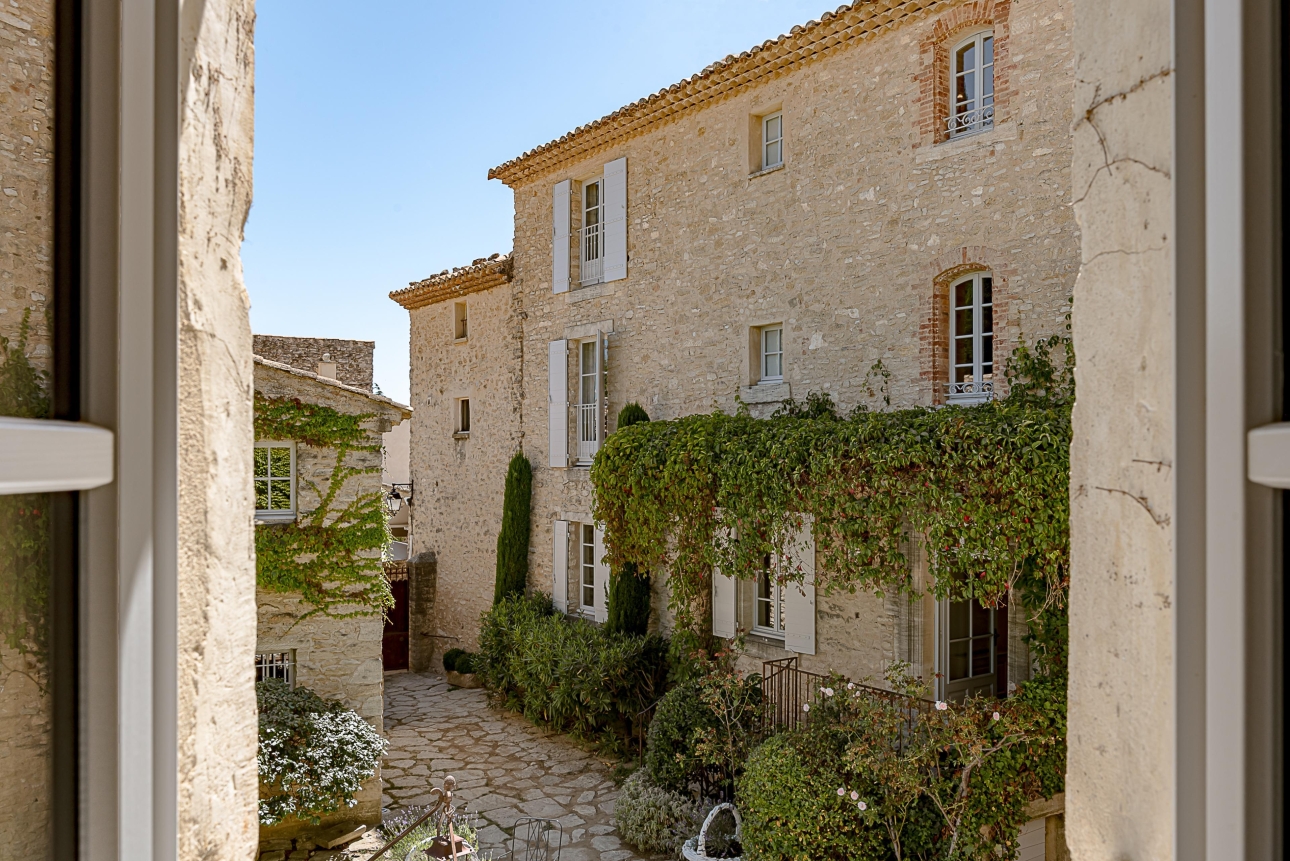 Promenez-vous dans les ruelles de Crillon-Le-Brave